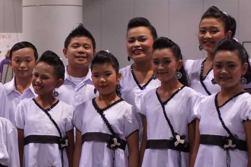 Persiapan sebelum tampil#|#|#Anak-anak bersiap menjelang tampil di kategori Pop Show.|||0.4
