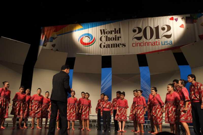 Penampilan Vocalista Angels di kategori Children Choir#|#|#Salah satu penampilan anak-anak di ajang World Choir Games - Cincinnati Ohio USA 2012 kategori Children Choir. Pada kategori ini anak-anak VA mendapatkan gold medal dengan nilai tertinggi sehingga berhak menjadi World Champion pada kategori tersebut.|||0.8