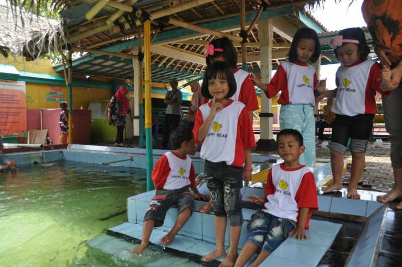 Anak kelas TK menikmati tamasya bersama#|#|#|||0.75