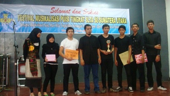 juara musikalisasi puisi