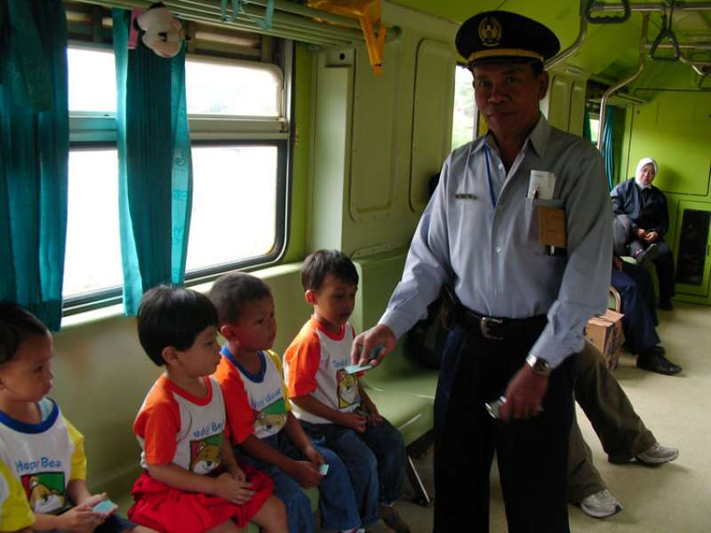 Acara minitrip sekolah#|#|#Acara minitrip naik kereta Pramex (Prambanan Express) dari Jogja - Solo - Jogja. Pak kondektur ini karcis saya....|||0