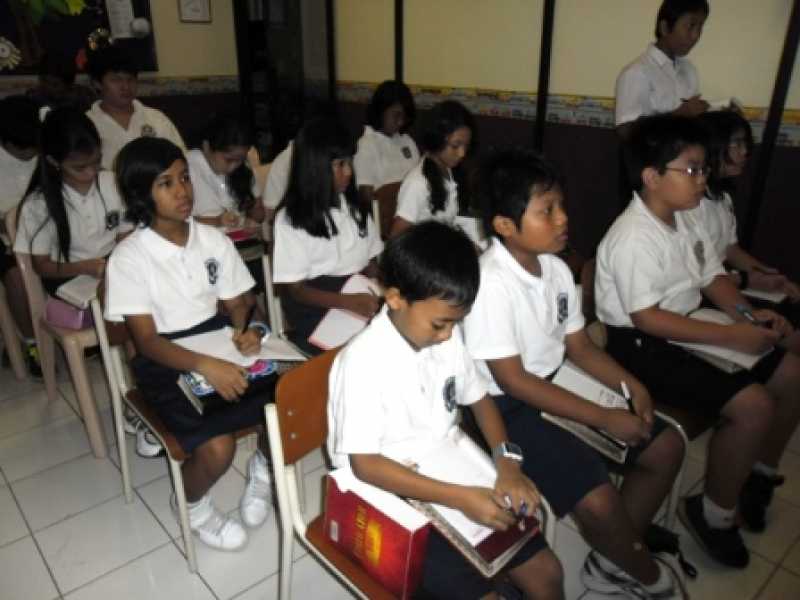 Devotion#|#|#Anak belajar kebenaran Firman Allah pada acara devotion setiap pagi.|||0.5