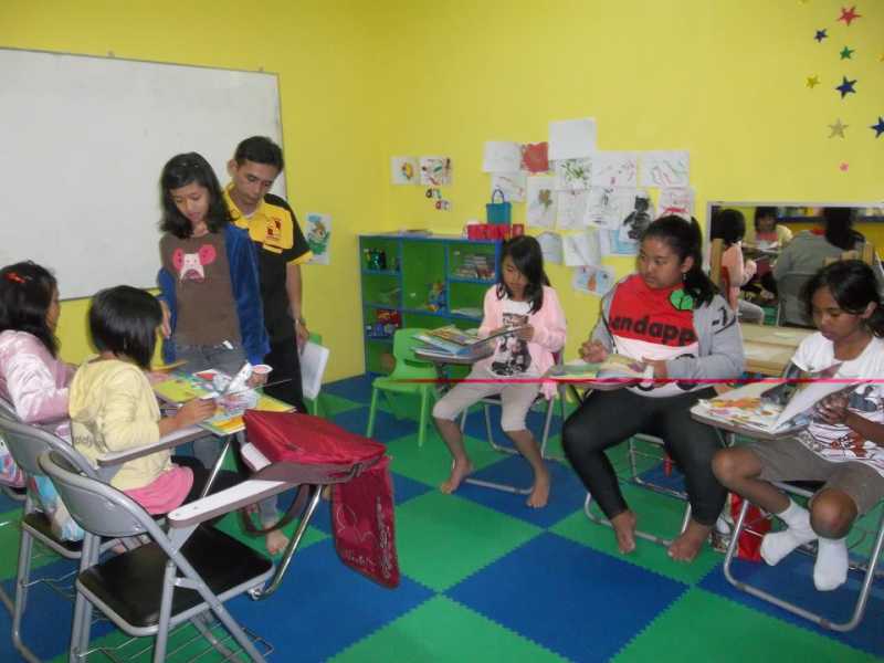 Aktifitas di kelas#|#|#setelah selesai belajar...yu...baca buku cerita...biar smakin double senyumnya... :) :)|||0.75