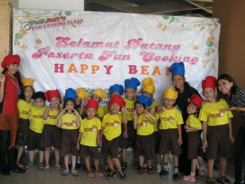 Foto bersama setelah Fun cooking#|#|#|||0.15384615384615