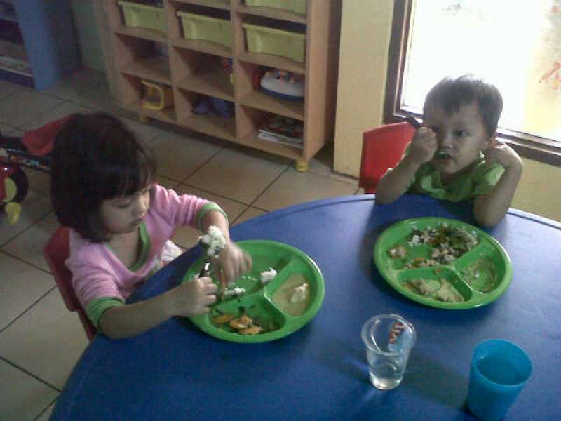 Enjoy the Meal kiddo ;)#|#|#Makan Siang bersama, anak dilatih untuk membiasakan makan sendiri meski didampingi|||0