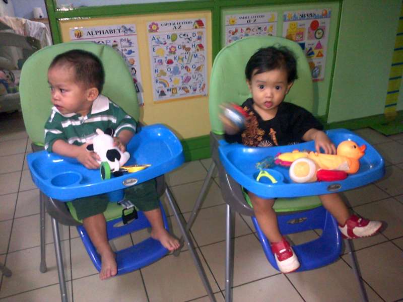 Sabar menunggu dijemput#|#|#Menunggu dijemput sambil nonton serial anak sholeh &quot;Nadia dan Syamil&quot;|||0.9