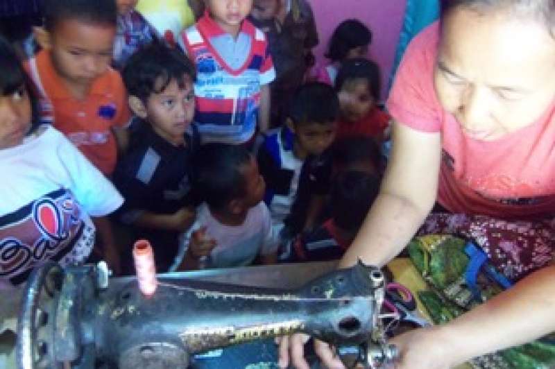 Belajar dengan masyarakat yg berprofesi penjahit#|#|#|||0.77777777777778