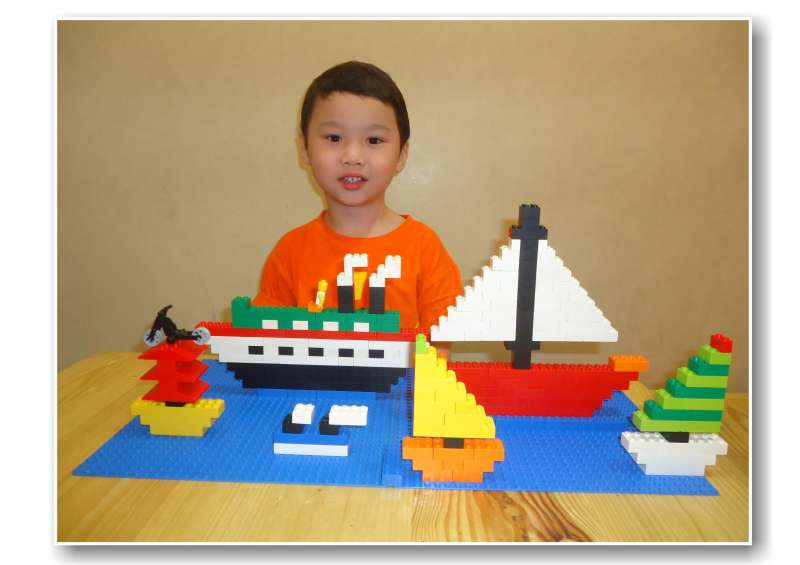 MOSAIC (4-6yrs)#|#|#Sebuah level dimana anak-anak akan menggunakan <br />
brick lego yang berbagai macam bentuk dan warna <br />
yang ditempel di sebuah plate. Anak-anak akan <br />
diberikan construpedia atau panduan building<br />
 sesuai dengan kurikulum dan tema yang ada. |||0