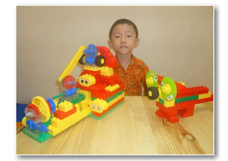 FUN WITH MACHINE (7-8yrs)#|#|#Sebuah level dimana anak-anak mempelajari<br />
pronsip mekanika sederhana dengan menggunakan<br />
bantuan buku panduan. |||0.14285714285714