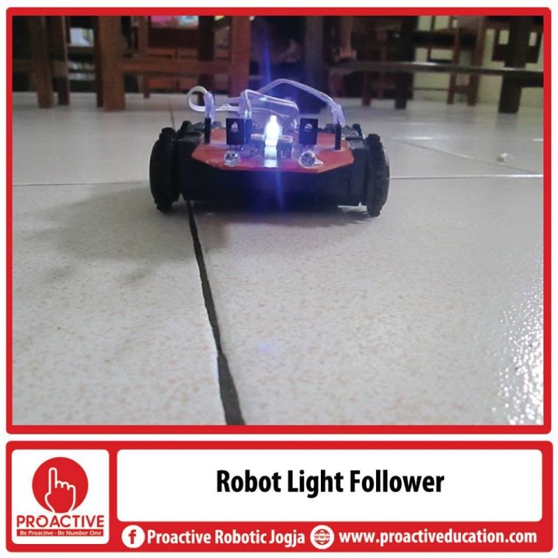 Kelas Robotik Making atau Membuat Robot Light Follower Analog#|#|#Robot Light Follower Analog merupakan salah satu kreasi kelas membuat robot. Siswa mulai diperkenalkan komponen elektronika dan mekatronika. Mereka membuat robot mereka sendiri lho dan membawa hasilnya pulang.|||0.22222222222222