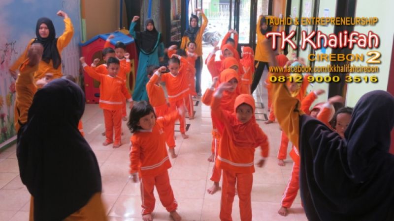 Olahraga Bersama Bunda Guru#|#|#siswa tk khalifah senam bersama bunda guru agar sehat selalu|||0
